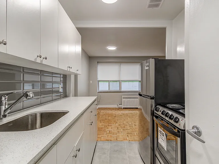 1639 Bloor St W — Photo 6