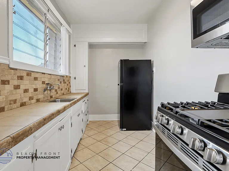 1141 Pine Ave — Photo 26