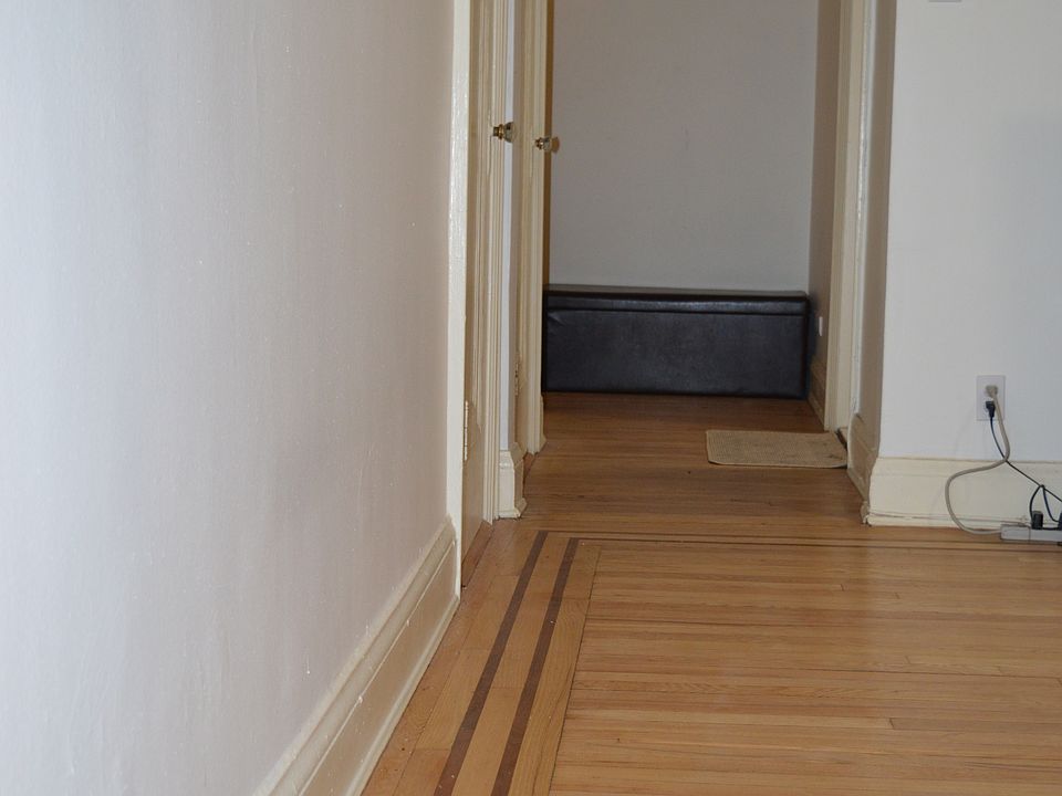 2nd image of 7427 Boulevard E