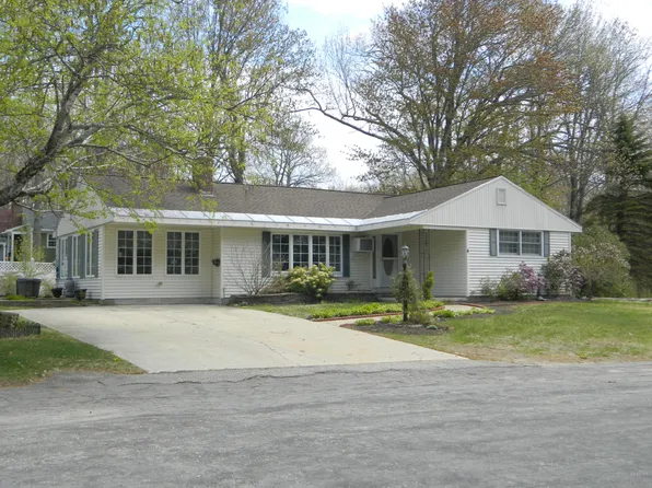 4 Benoit St, Sanford, ME 04073