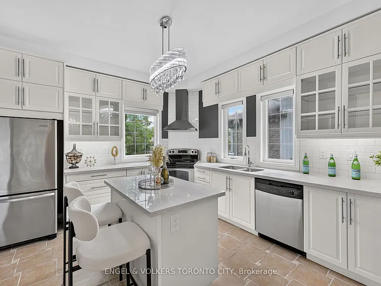 774 Churchill Ln — Photo 8
