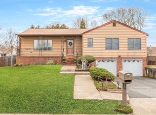 125 Evergreen Ave, Medford, NY 11763