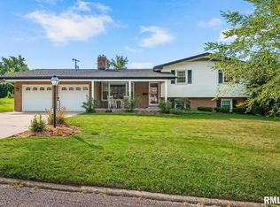 2126 W Sussex Dr, Peoria, IL 61614