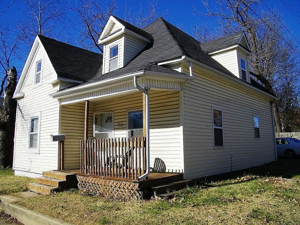 1st image of 715 E Division St