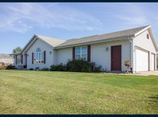 240 Crestview Ln, Lake Mills, WI 53551