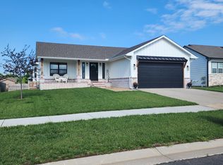 805 S Hedgewood St, Andover, KS 67002