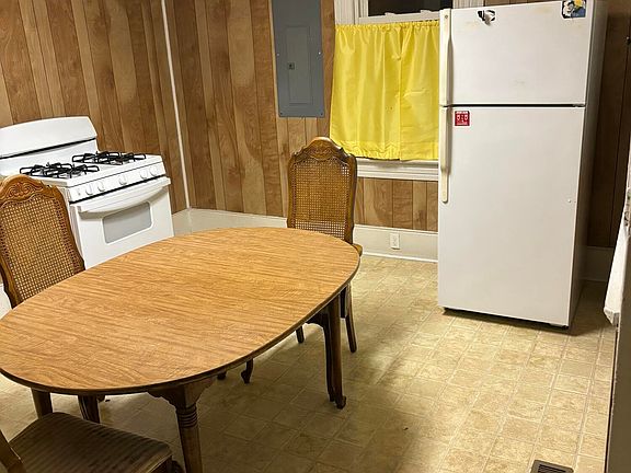 4th image of 619 Bridge St