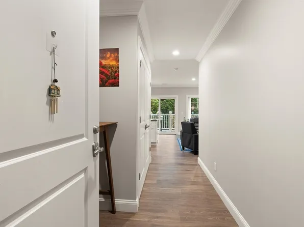 181 S Franklin St Unit 102, Holbrook, MA 02343