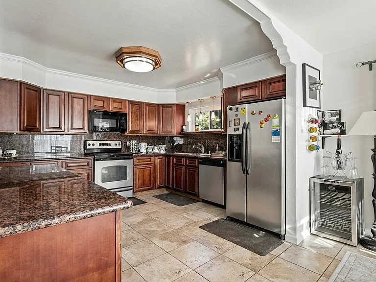 611 Blanken Ave — Photo 9