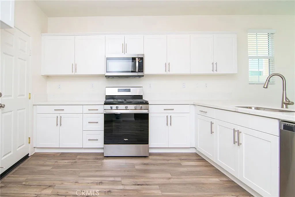 3 bed, 2.5 bath, 1719 sqft, $3,400 — Photo 3