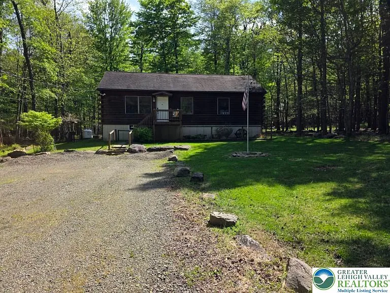 1037 Maplewood Dr — Photo 2