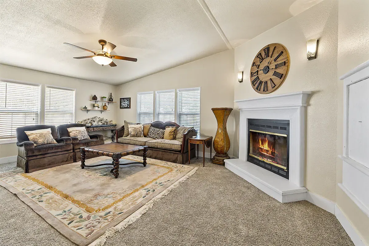 4 bed, 2280 sqft, $2,695 — Photo 2
