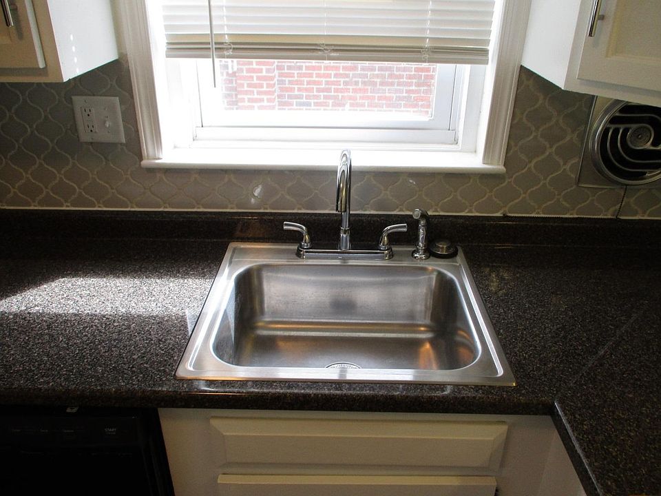 Deep Sink with Goose Neck Faucet