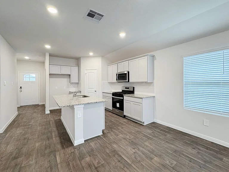 1207 Camden Ln — Photo 5