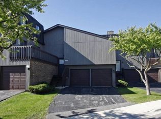 689 High Ridge Rd, Roselle, IL 60172