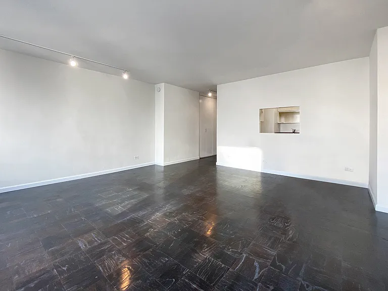 330 E 33rd St #14D — Photo 5