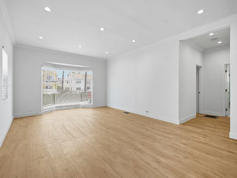 911 1/2 S Kenmore Ave #3/4 — Photo 5