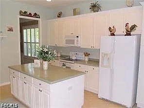 3 bed, 2.5 bath, 2992 sqft, $7,700 — Photo 3