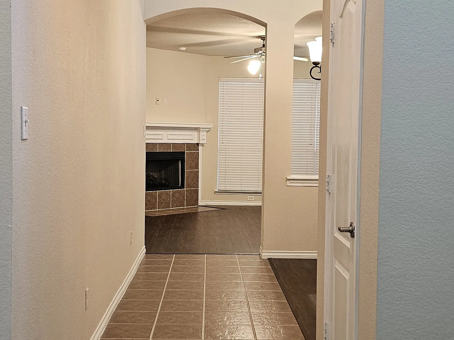 4 bed, 2.5 bath, 3056 sqft, $2,495 — Photo 2