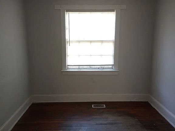 4th image of 230 W Wood St