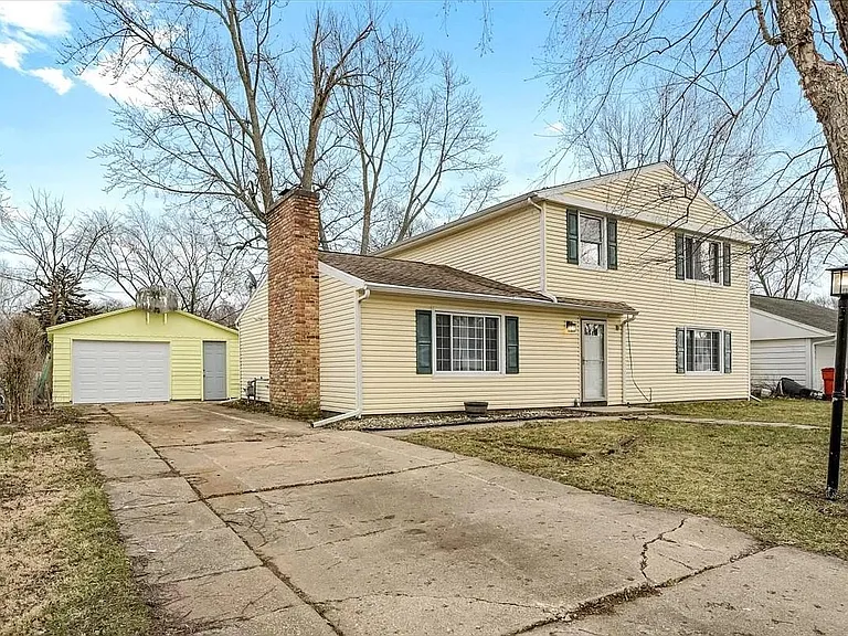 810 Centennial Dr — Photo 1