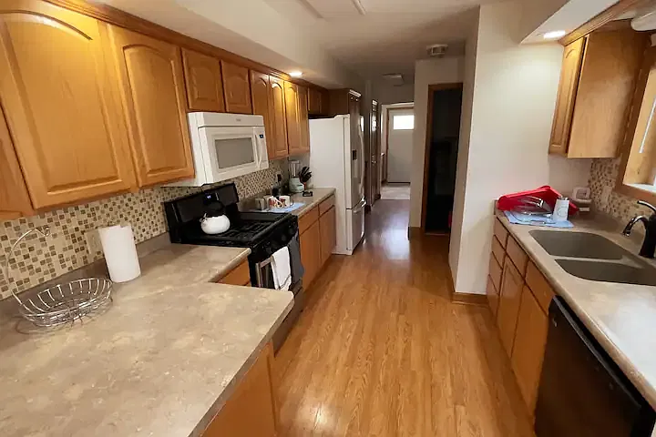 4 bed, 2800 sqft, $3,495 — Photo 2