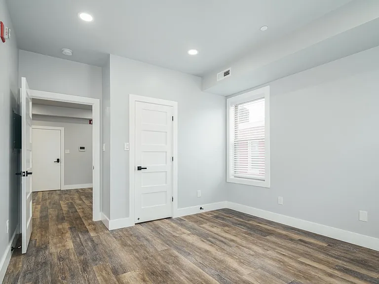 342 W Queen Ln #6 — Photo 9