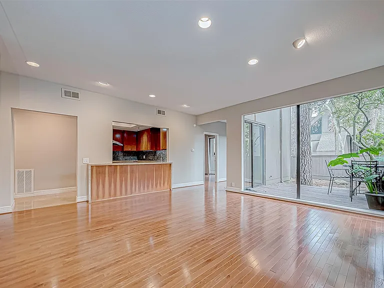 316 Litchfield Ln — Photo 8