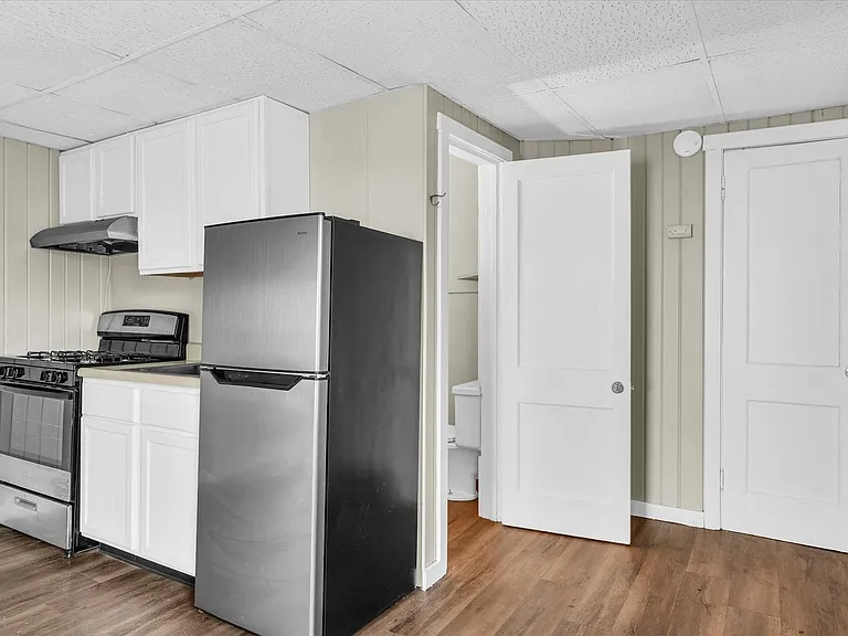 410 E Grove St — Photo 18