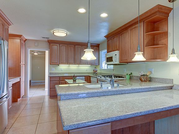4th image of 1361 Paradise Dr