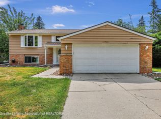1715 Autumn Ln, Lansing, MI 48912
