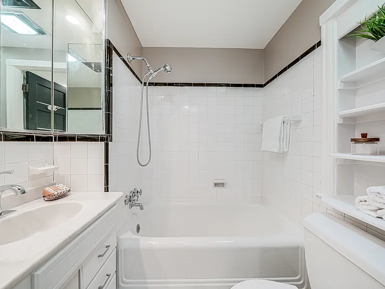 Upper-level hall bath