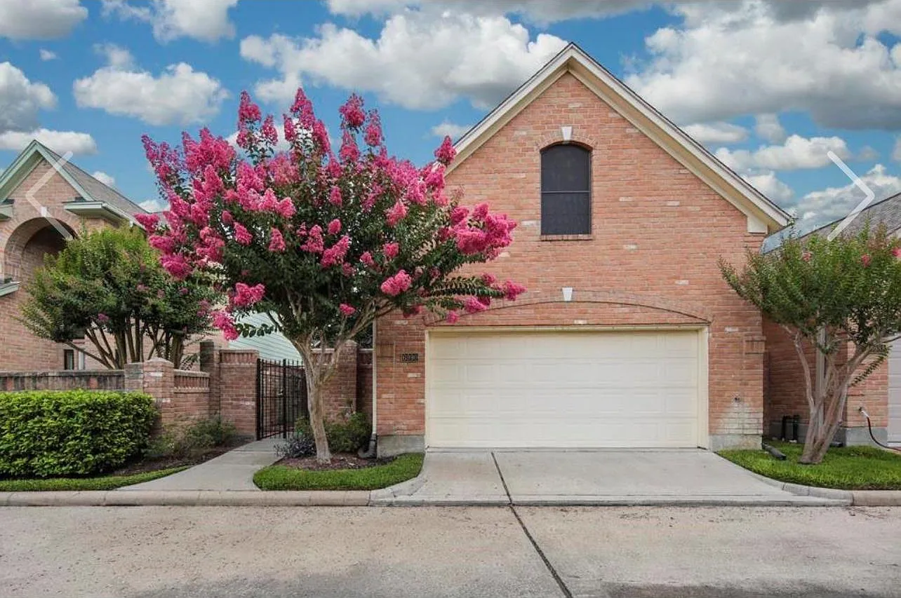 3 bed, 2.5 bath, 2306 sqft, $2,100 — Photo 1