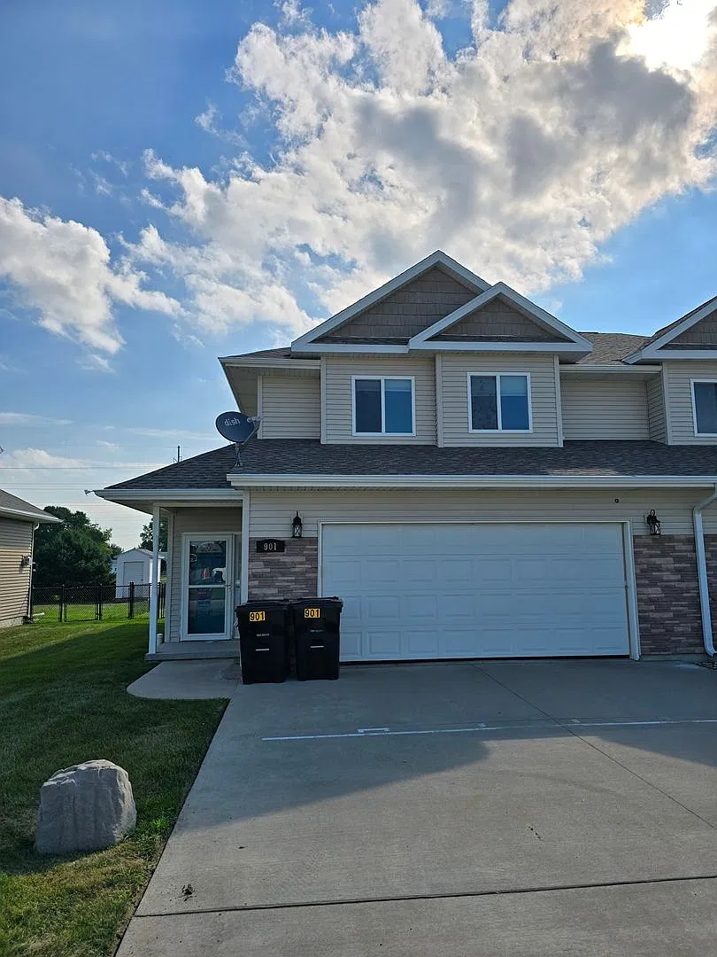 $2700 - 3 Bed 2.5 Bath Townhome in Sergeant Bluff — Photo 1