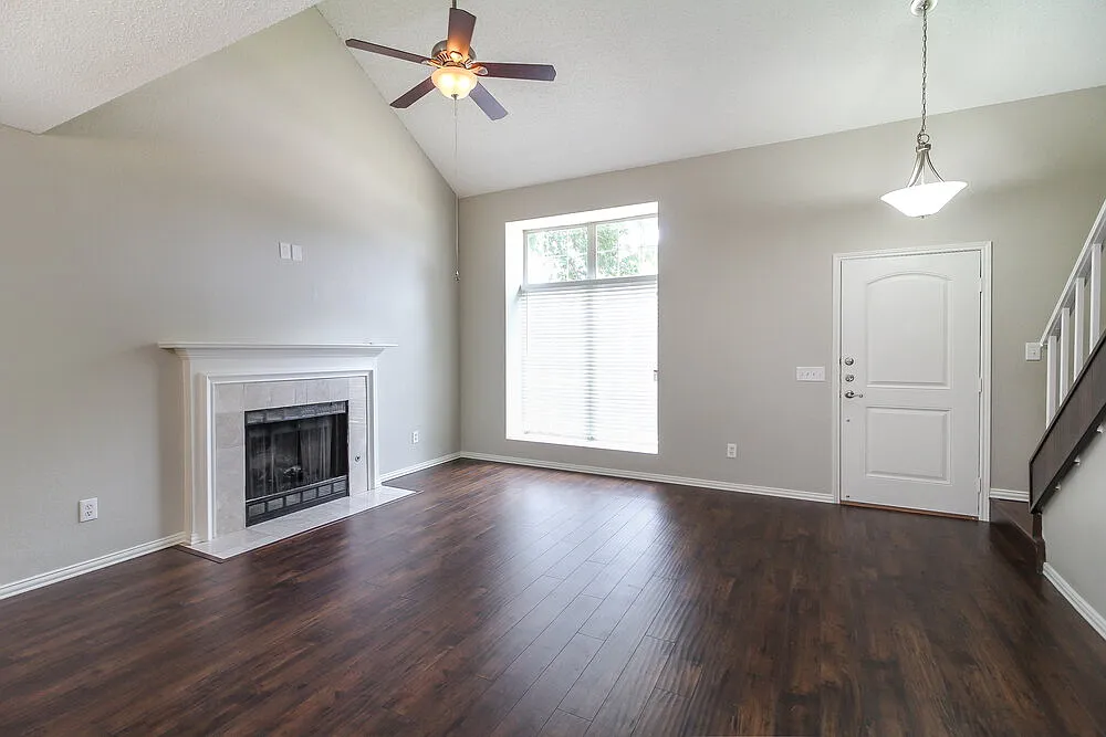 3 bed, 2.5 bath, 1738 sqft, $2,345 — Photo 3