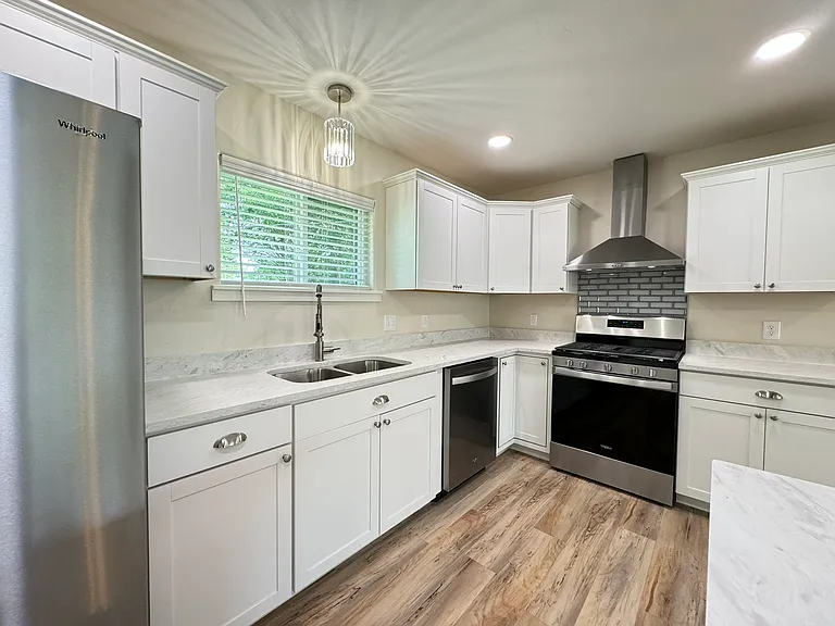 1442 E Broadway St — Photo 21
