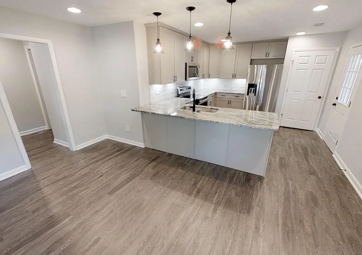 Newly Renovated 4/4.5 on Hudson Terrace — Photo 4
