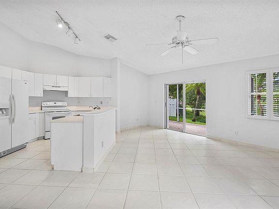 4th image of 7222 NW 1st Manor