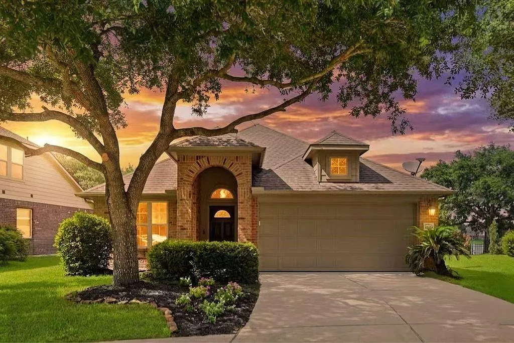 3 bed, 2.0 bath, 1997 sqft, $2,400 — Photo 1