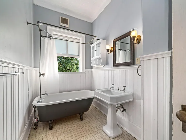 583 Russell Dr — Photo 22