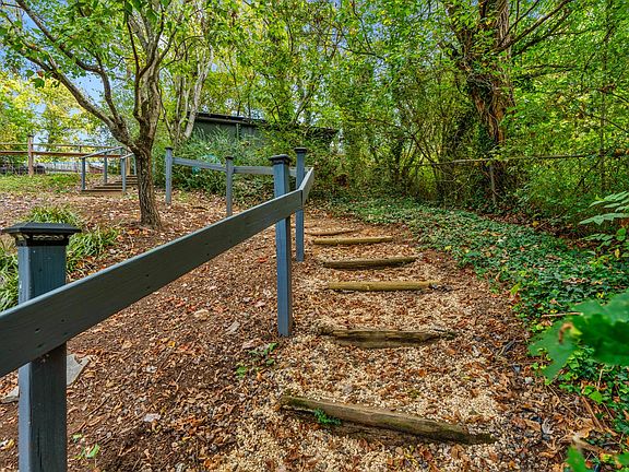 Steps from the parking area in the yard to the home.