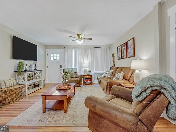 5th image of 319 Elizabeth Ln