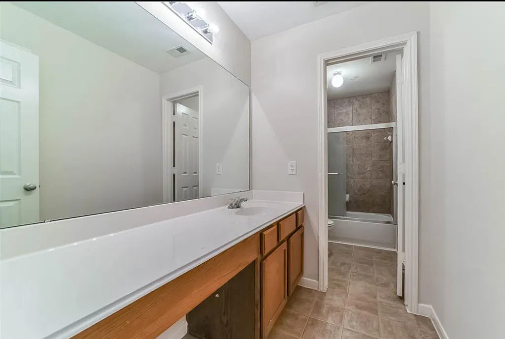5 bed, 2316 sqft, $2,600 — Photo 1