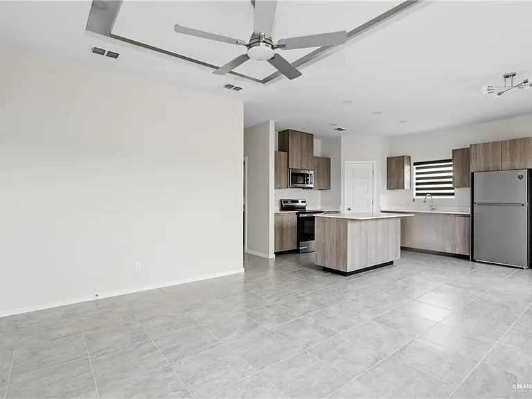402 N Alexandrite Ave #2 — Photo 3
