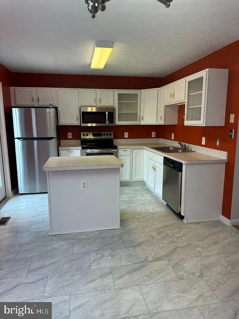 3 bed, 2.0 bath, 2280 sqft, $2,199 — Photo 2