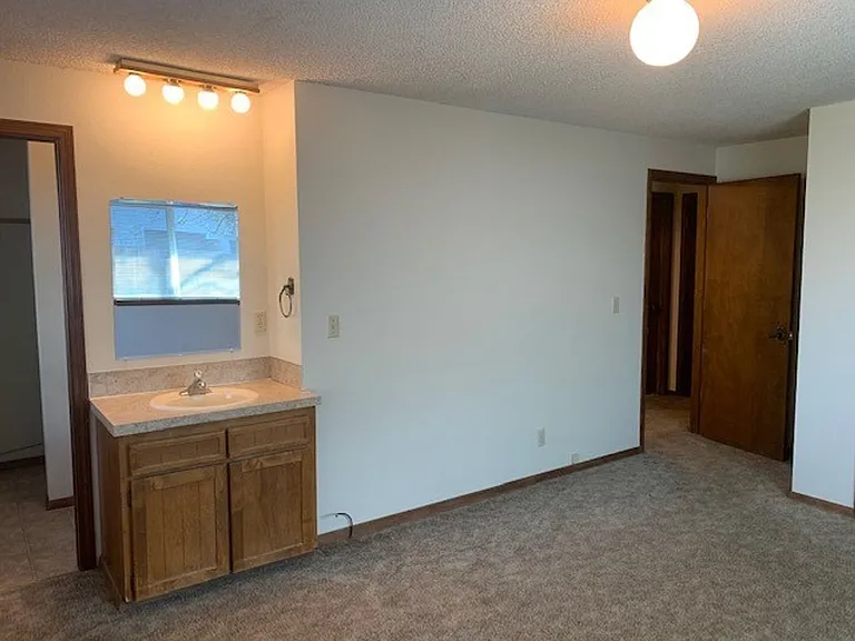 2142 Maplewood Dr S — Photo 12