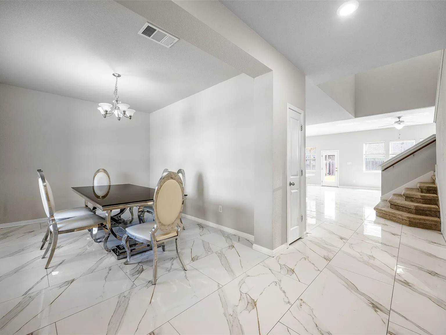 4 bed, 2.5 bath, 2560 sqft, $2,675 — Photo 4