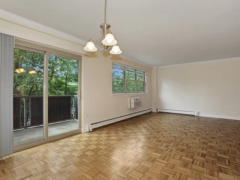 Hamilton Court Apartments — Photo 9