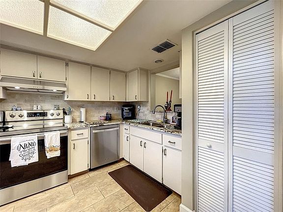4th image of 3390 Stonehaven Ct W APT B
