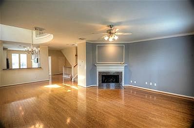 3rd image of 806 E Heights Hollow Ln